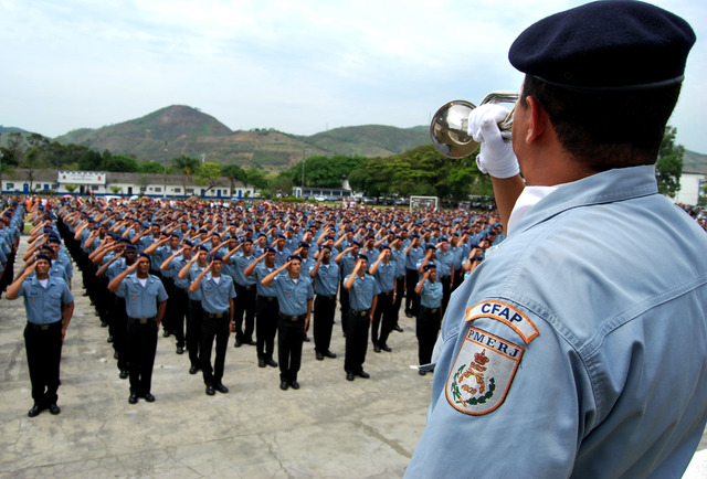 Formatura de 1.300 policiais da paz