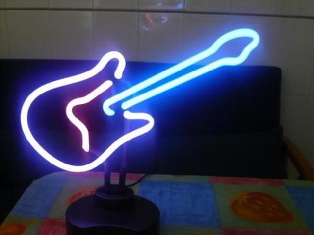 INVENTO DE LA LAMPARA DE NEON