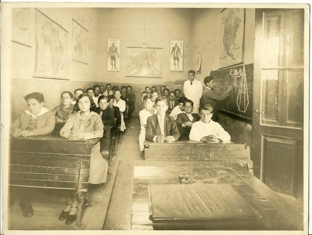entra al colegio de los Jesuitas de Caen
