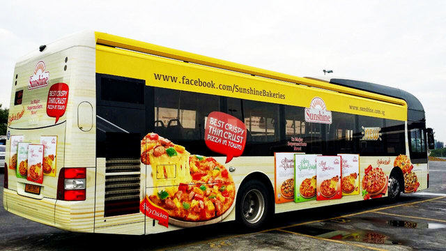 Aparece por primera vez  la publicidad móvil.