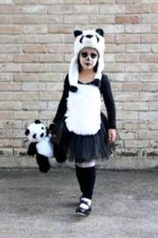 5.	Nerea y Sam detrás de la niña disfrazada de panda recorriendo Tokio