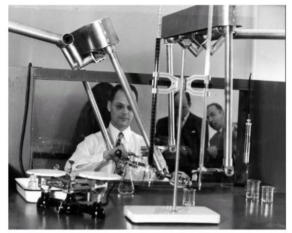 Raymond Goertz diseño el primer brazo.