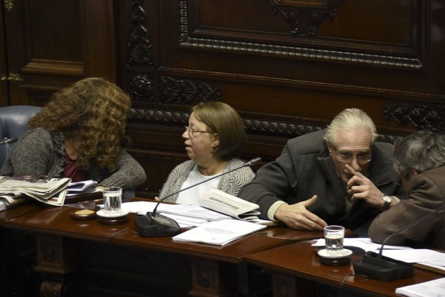 El dictamen correspondiente se agenda para primera lectura y le fueron dispensados los trámites correspondiente