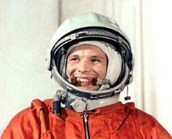 Primer Vuelo Tripulado al Espacio