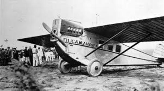 Primer vuelo comercial