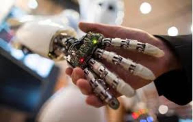 PRIMER BRAZO BIÓNICO CONTROLADO POR LA MENTE