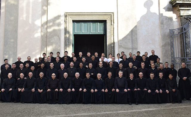 inicia fundando su primer seminario