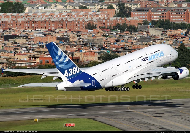 Llegada del Airbus A380 a El Dorado
