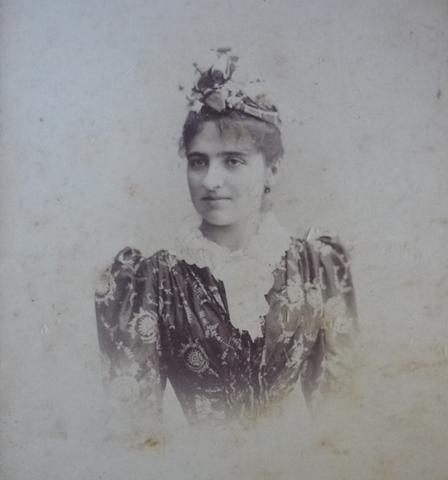 Se gradúa como maestra de Tercer Grado