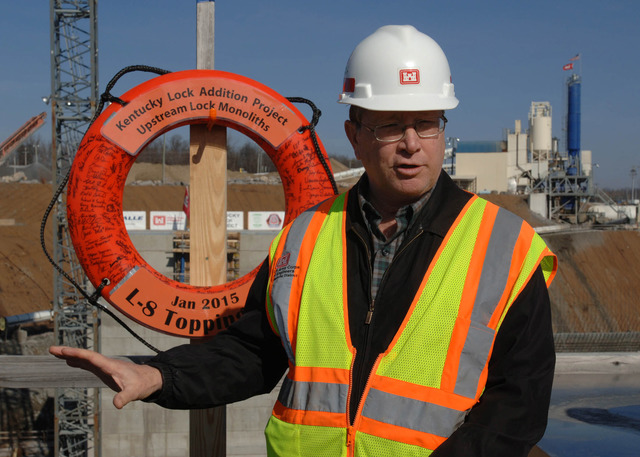 Crews top out Kentucky Lock’s first concrete monolith
