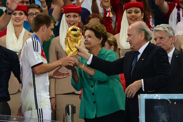 A presidente do Brasil Dilma Rousseff esteve presente na final. Ela entregou, em mãos, o troféu para a equipe campeã.