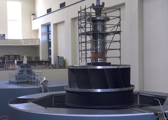 Crew lifts 82-ton steel turbine