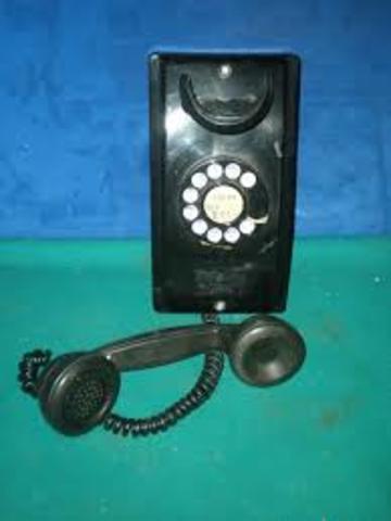 The first car phone service is attempted