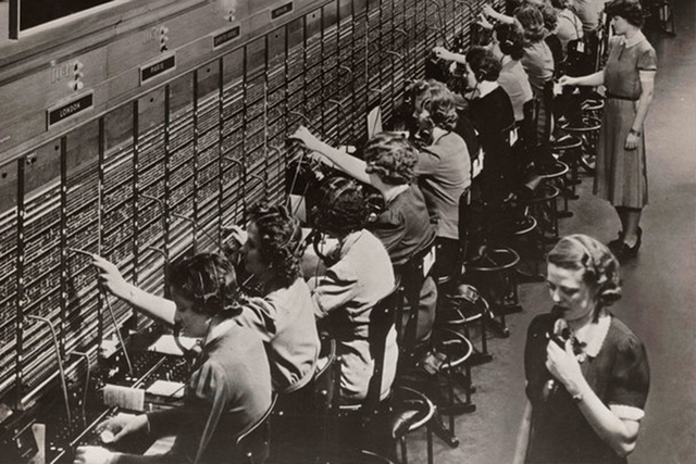 En 1927 se implantó comercialmente el servicio de telefonía transoceánica.