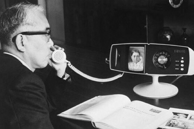 El primer Videoteléfono de 2 vías fue presentado en 1930.