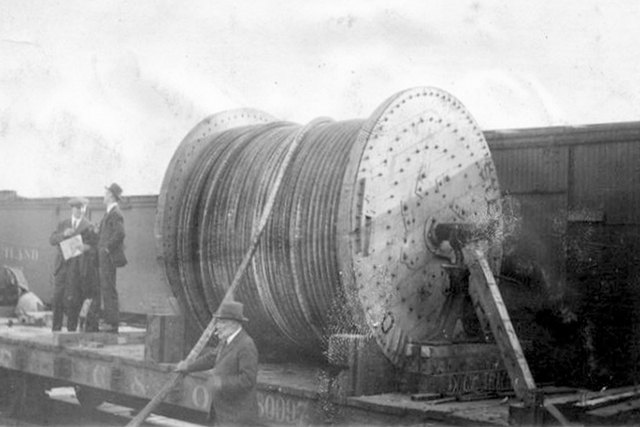 En 1956 entró en servicio el primer cable telefónico submarino transoceanico del mundo.