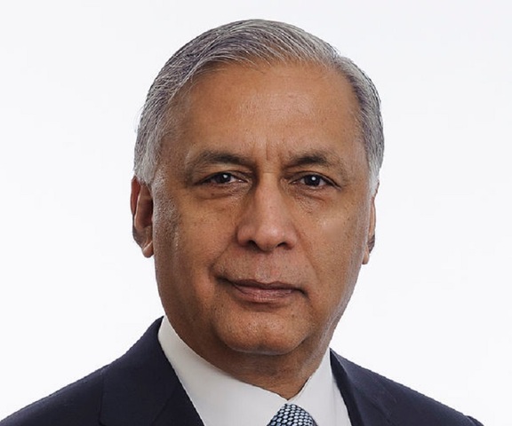 Shaukat Aziz es nombrado primer ministro.