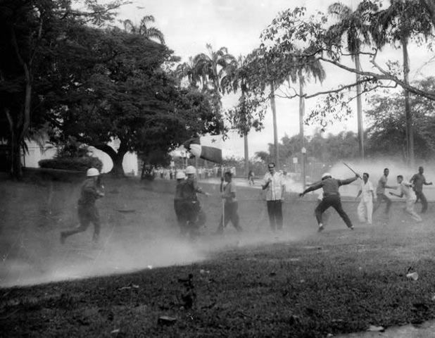 Siembra de banderas en la zona del canal