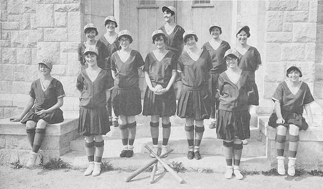 Se disuelve la  Liga Internacional Femenina de Sóftbol