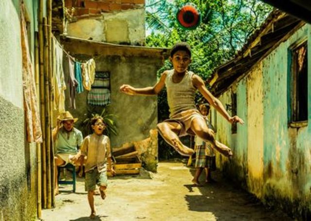 Empieza jugando en su barrio