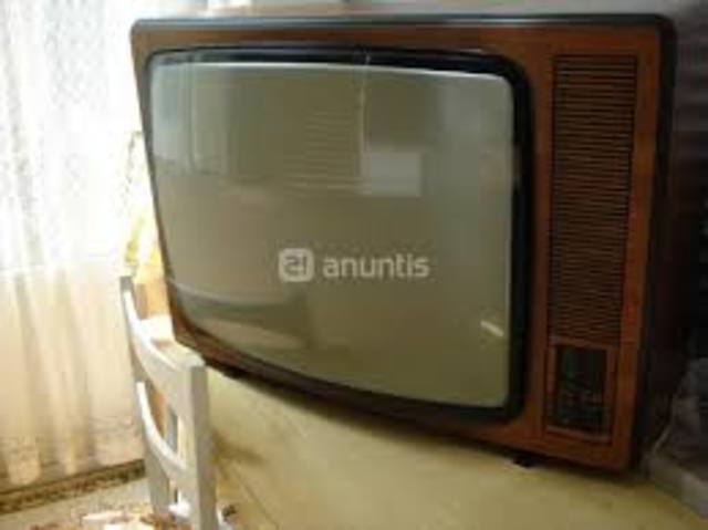 Ante la poca audiencia y graves problemas financieros el Canal 13 pasa a manos del sector público vía Somex.