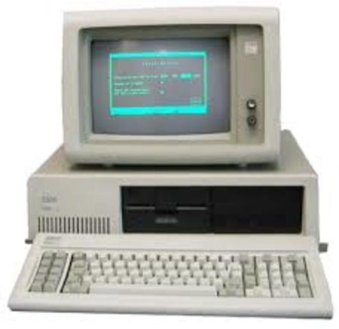 Compaq fabrica el primer clon PC IBM compatible