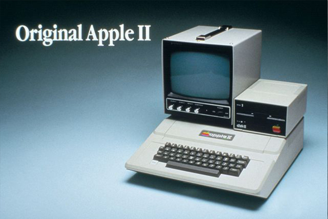 1977, Crearon el Apple II Computadora - 25 de Junio