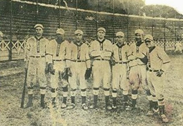 Primer partido de béisbol en tierras neolonesas.