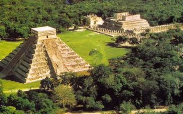 Maya: Los Itzá deciden abandonar Chichén Itzá por razones que no se conocen.