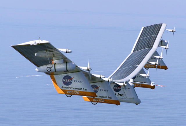 En Estados Unidos, un avión experimental de la NASA, el Helios, alimentado por energía solar fotovoltaica, bate el récord mundial de altura de vuelo, llegando a 29.520 m