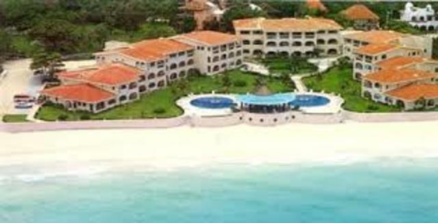 Inicio de los primeros hoteles en las zonas de playa