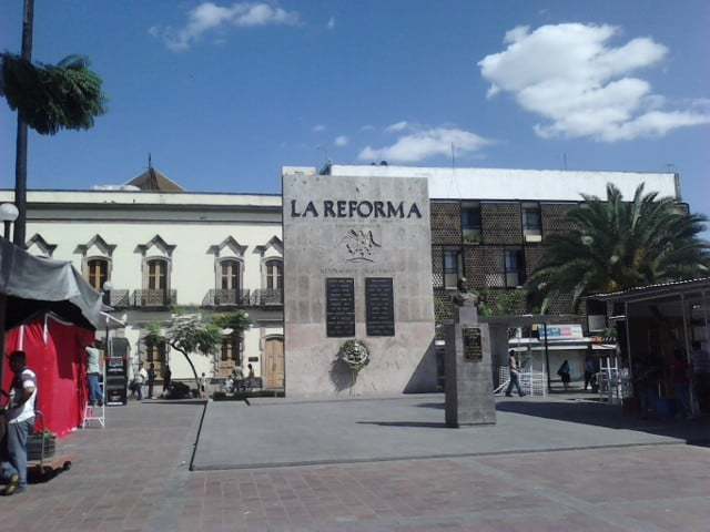 Se crea Plaza de la reforma y la estatua de Benito Juárez