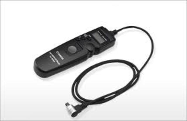 es un mando a distancia que va con cable.