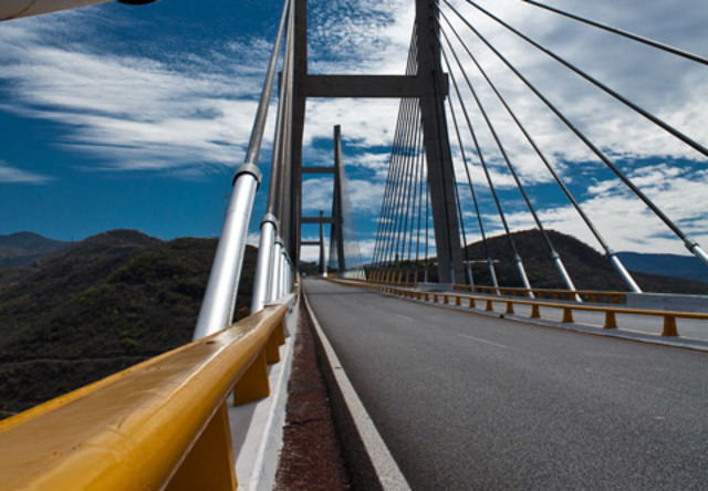 Segunda etapa: Crecimiento y estabilidad de la industria de la transformación. Esta etapa se caracterizó por el crecimiento y estabilidad de la industria de la transformación. Entre 1960-1970. La industria manufacturera registró un crecimiento del 8.8%