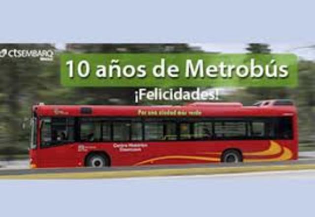 Inicia operaciones el Metrobús de la Ciudad de México.