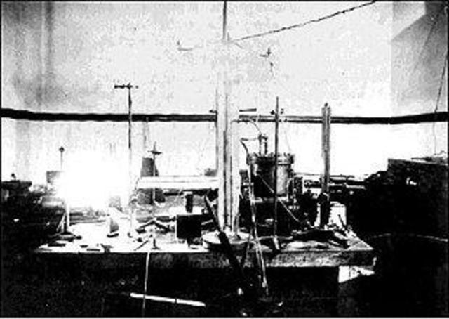 Mikan determina masa y carga del electrón