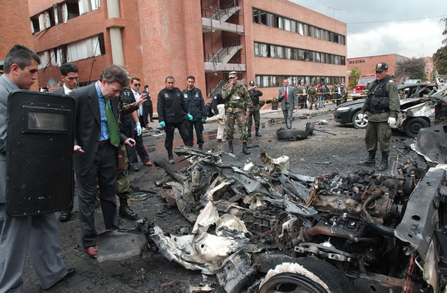 En el norte de Bogotá (Colombia) explota un coche-bomba en la universidad militar dejando 20 heridos.