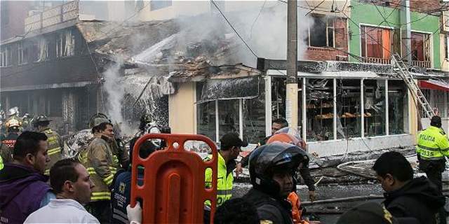 En Bogotá (Colombia) se accidenta un Beechcraft 60 en un barrio cercano al Aeropuerto Internacional El Dorado poco después de despegar; mueren sus 5 ocupantes.