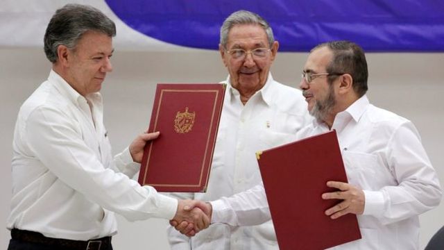 En Colombia, el gobierno y la guerrilla de las FARC-EP firman los acuerdos de paz en la ciudad de Cartagena, en un intento de poner fin a un conflicto de más de 50 años.