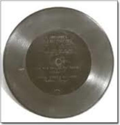 Comienza a fabricar discos de 7 pulgadas.