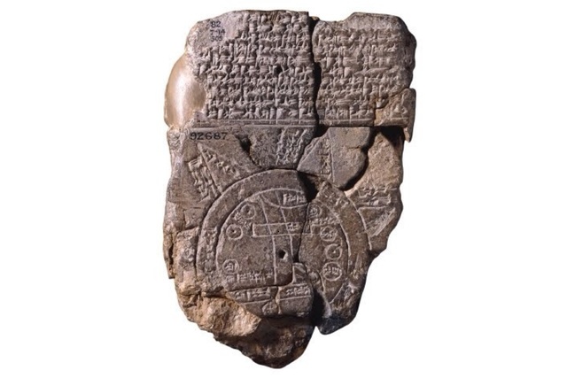 (Babilonios) Diseño del mapa del mundo con Babilonia en el centro. Trustees of the British Museum (2015), Babylonia: an introduction, Escrito para Khan Academy y rescatado de: http://bit.ly/2wwGLFV