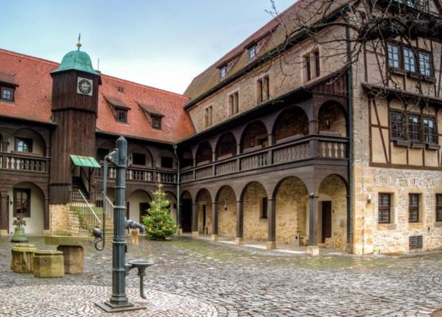 ENTRA NEL CONVENTO AGOSTINIANO