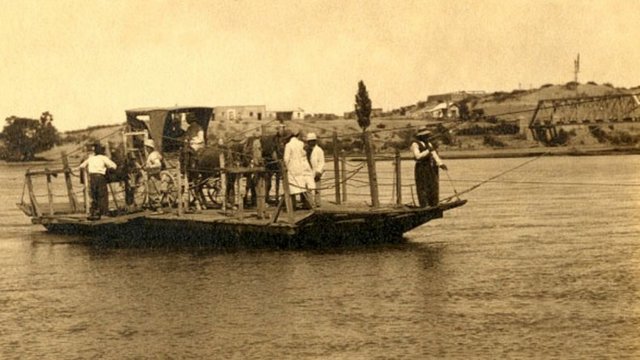 Se instala la primera balsa