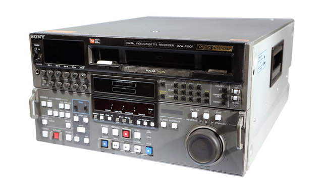 Primer magnetoscopio digital en formato D1 realizado por Ampex y Sony. Se desarrollan los efectos digitales (DVE).