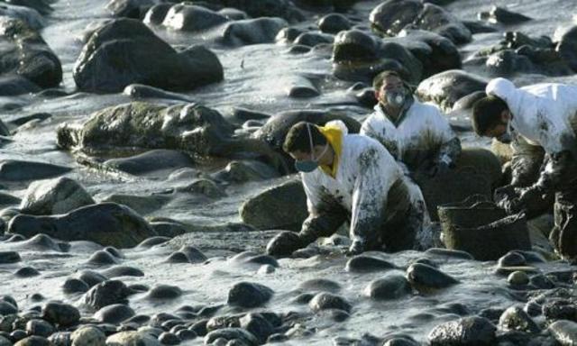 Derrame de petróleo en la costa Galicia.