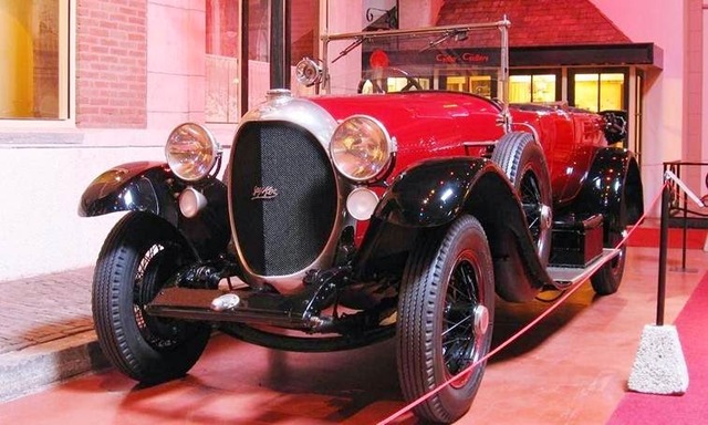 Primer auto de motor 6 cilindros