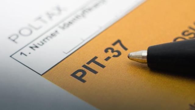 Wprowadzenie powszechnego podatku dochodowego od osób fizycznych (PIT)