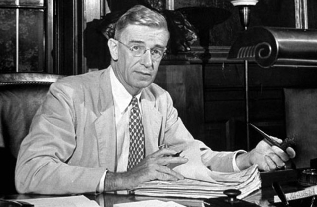 Dr.   Vannevar   Bush   investigador   del Instituto Tecnológico de Massachusetts.