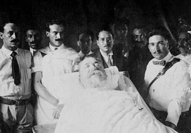 Carranza es asesinado en su escape hacia Veracruz, en Tlacalantongo, Puebla