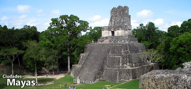 Tikal se convierte el la primera gran ciudad de los mayas.